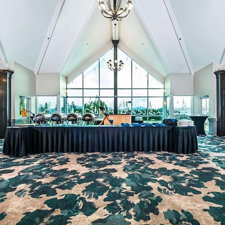 Clarion Hotel & Conference Centre Абътсфорд Екстериор снимка