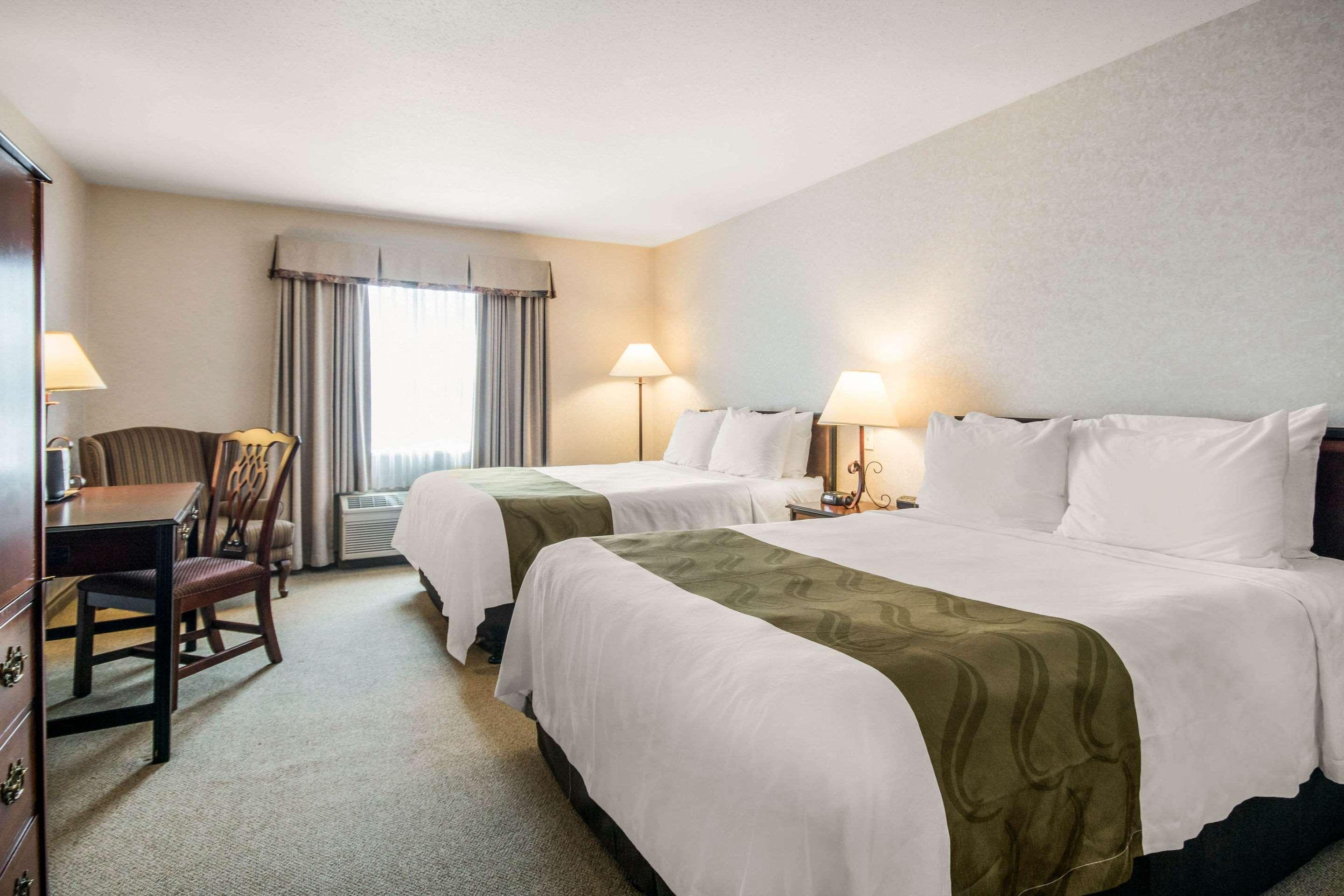 Clarion Hotel & Conference Centre Абътсфорд Екстериор снимка