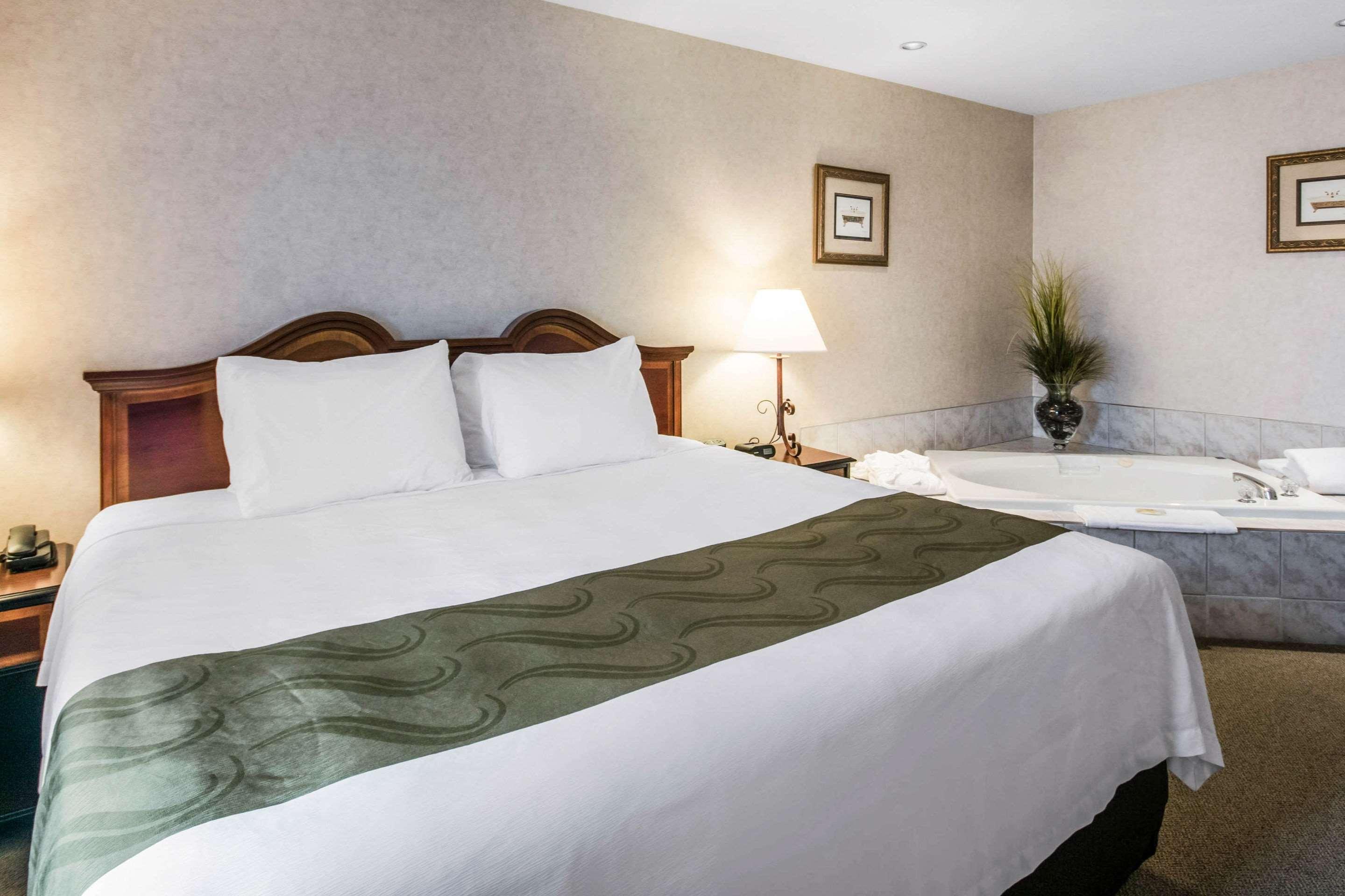Clarion Hotel & Conference Centre Абътсфорд Екстериор снимка