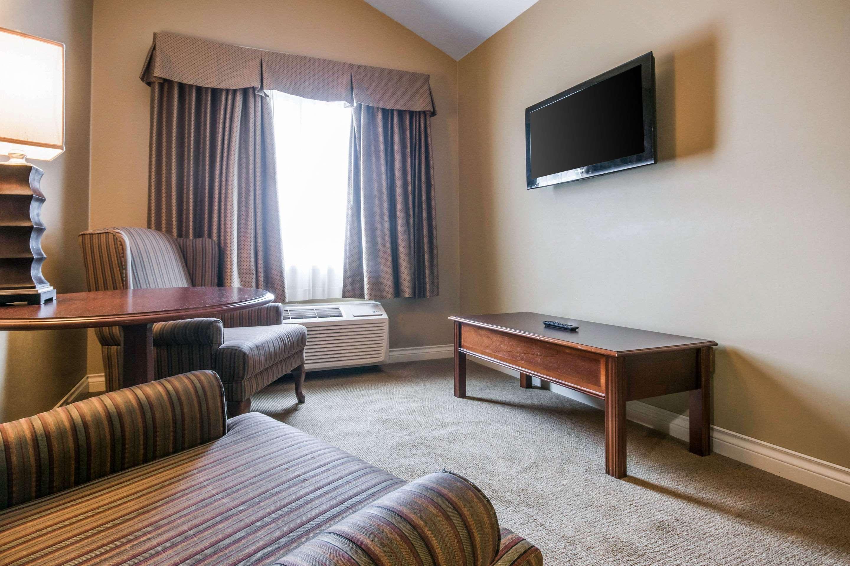 Clarion Hotel & Conference Centre Абътсфорд Екстериор снимка