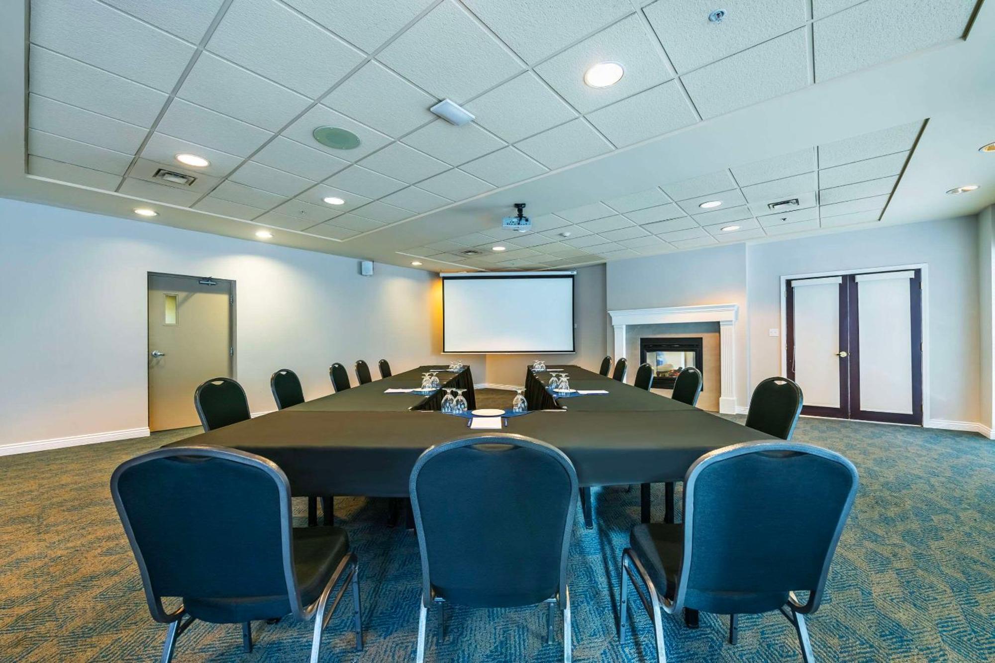 Clarion Hotel & Conference Centre Абътсфорд Екстериор снимка