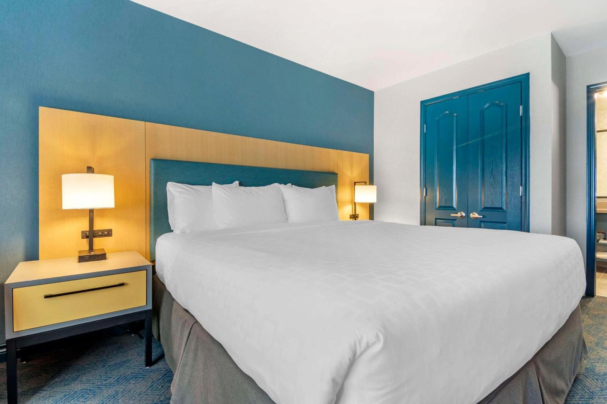 Clarion Hotel & Conference Centre Абътсфорд Екстериор снимка
