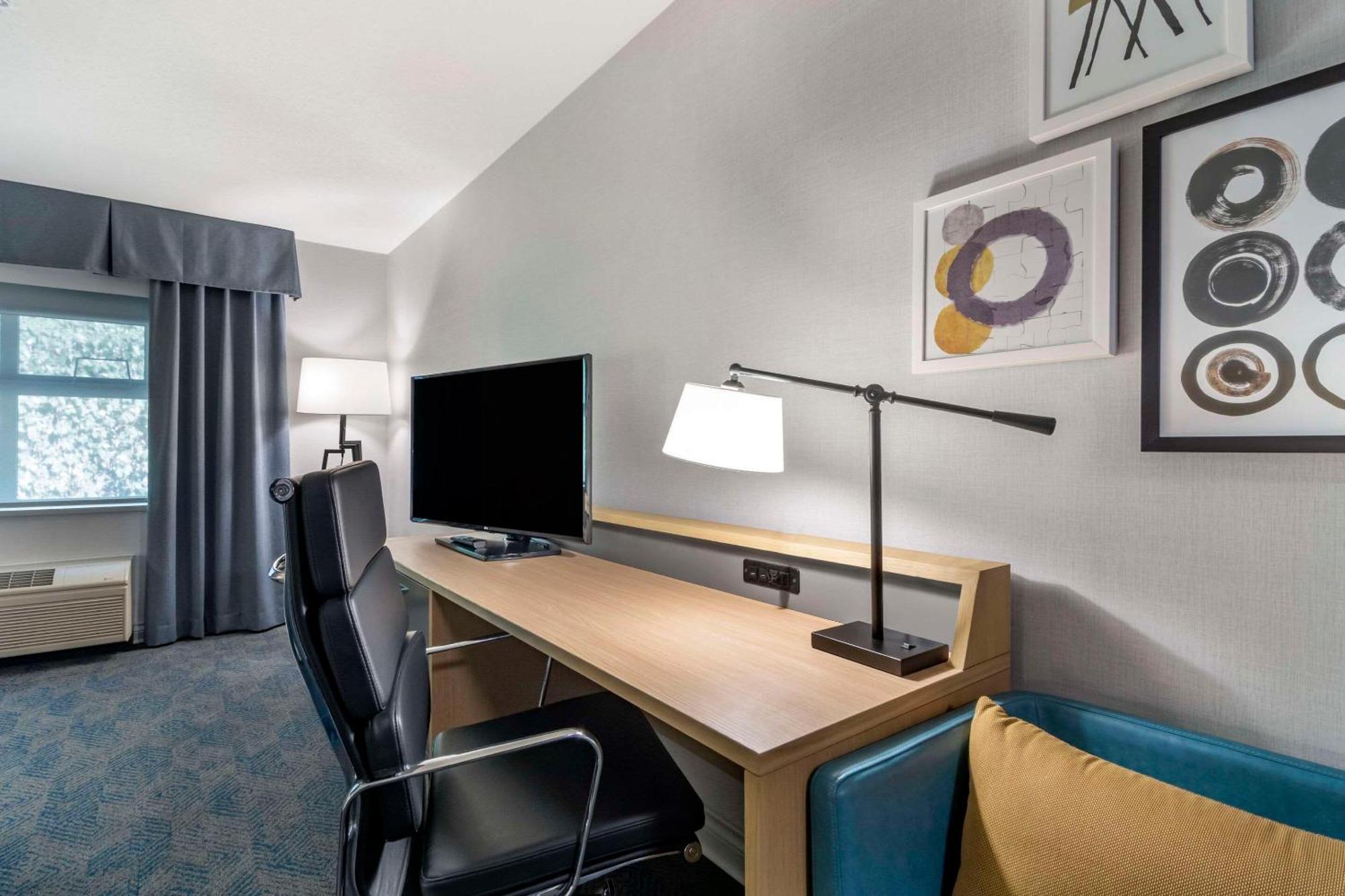 Clarion Hotel & Conference Centre Абътсфорд Екстериор снимка