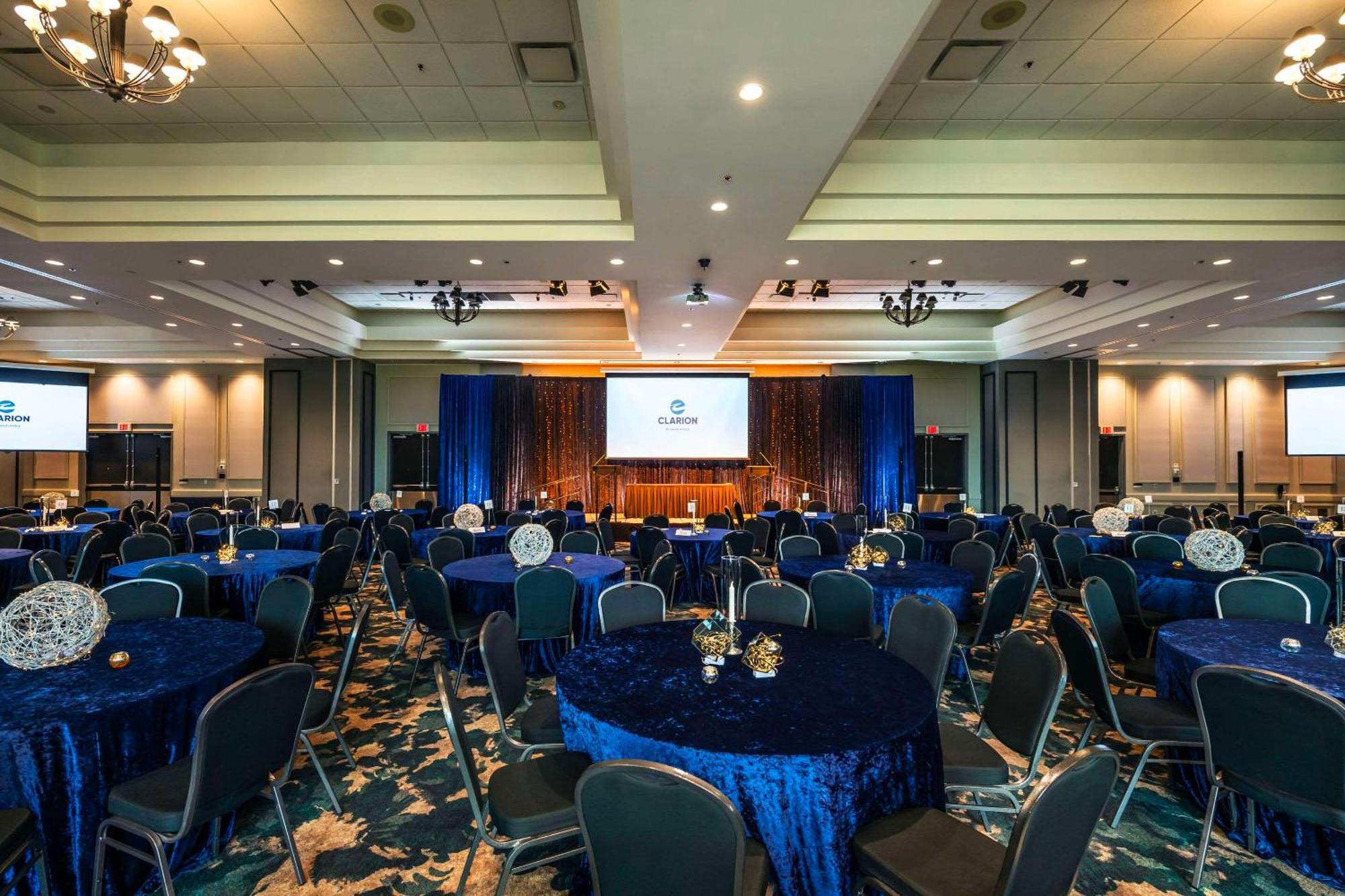 Clarion Hotel & Conference Centre Абътсфорд Екстериор снимка