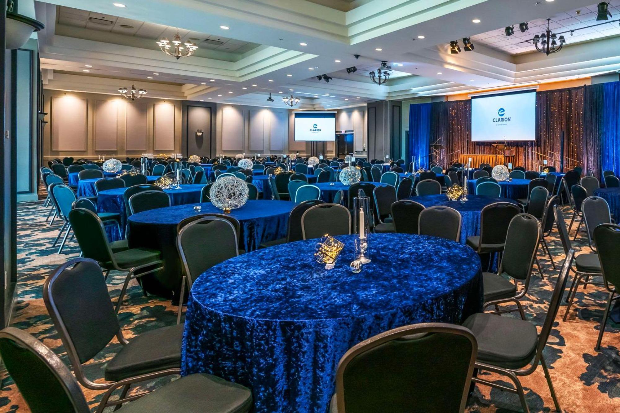 Clarion Hotel & Conference Centre Абътсфорд Екстериор снимка